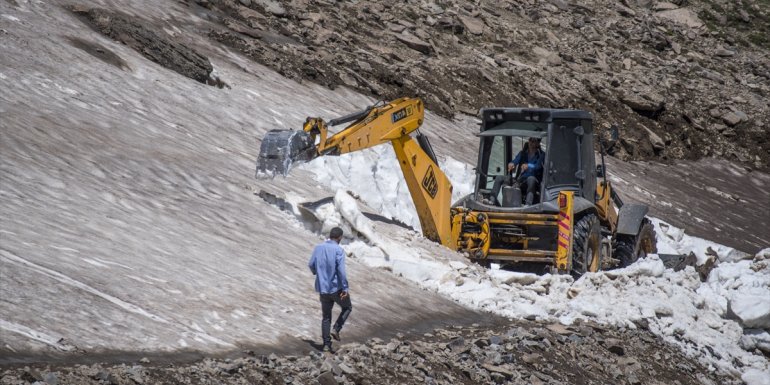 Kars'ta bir bölümü kardan kapalı yayla yolu ekiplerin çalışmasıyla ulaşıma açıldı