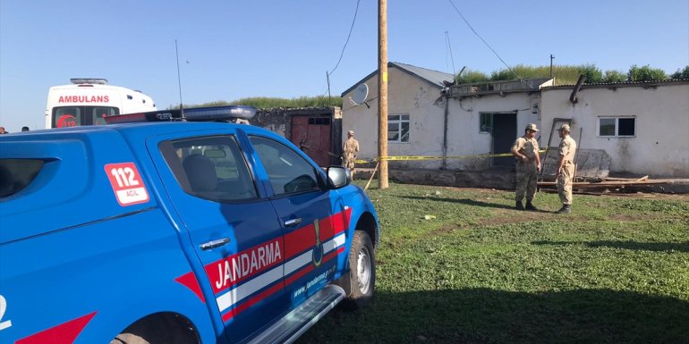 KARS - Göçük altında kalan anne ve 2 oğlu öldü1