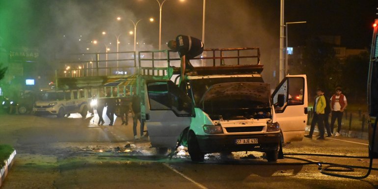 KARS - Kağıt toplanan geri dönüşüm aracında yangın çıktı1
