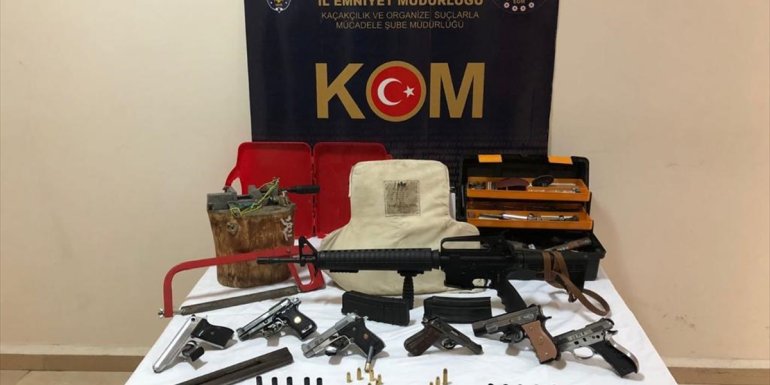Kars'ta silah kaçakçılığı iddiasıyla 2 zanlı yakalandı