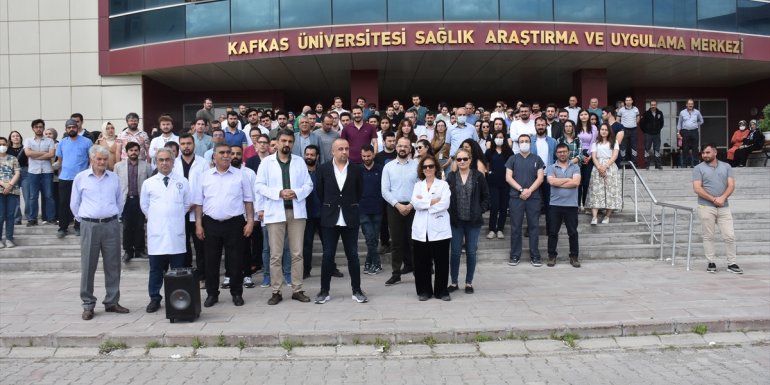 Kars'ta doktorun bıçakla yaralanmasına meslektaşları tepki gösterdi
