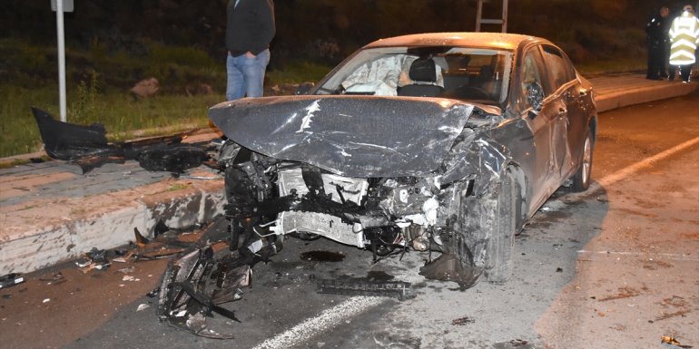 Kars'ta iki otomobilin çarpışması sonucu 4 kişi yaralandı