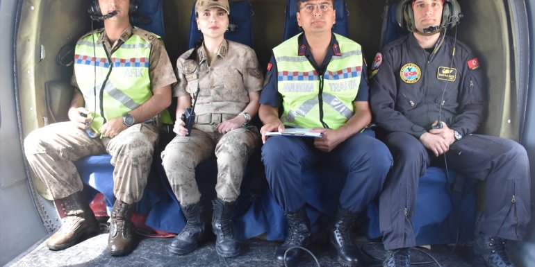 Kars'ta jandarma ekipleri kurbanlık sevklerini helikopterle denetledi