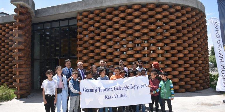 Kars'ta öğrenciler "Geçmişi Tanıyor Geleceğe Taşıyoruz" sloganıyla tarihi alanları gezdi
