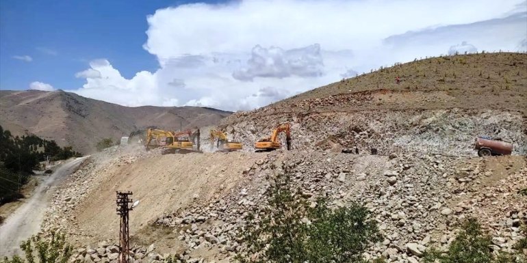 Keban Belediye Başkanı Atlı, sosyal konutların inşa edileceği alanda inceleme yaptı