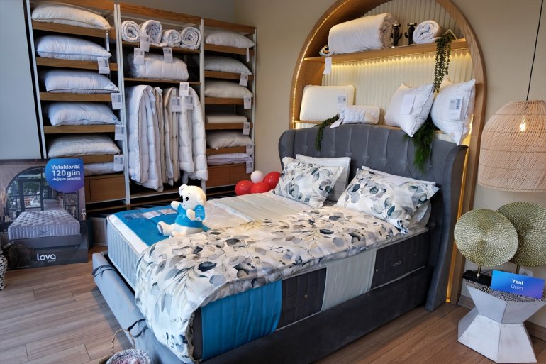 konseptiyle devam Kelebek açılmaya Mobilya, ediyor yeni dünyaya 15