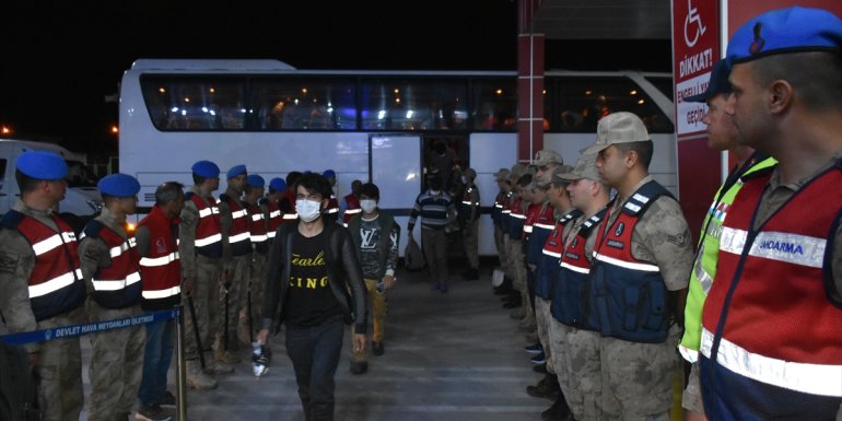 Afganistan uyruklu 227 düzensiz göçmen sınır dışı edildi