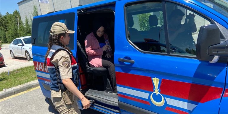 Malatya'da jandarma ekipleri kimliğini unutan öğrenciyi YKS'ye yetiştirdi