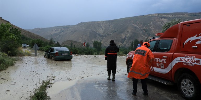 MALATYA - Darende ilçesinde sağanak su taşkınına yol açtı1