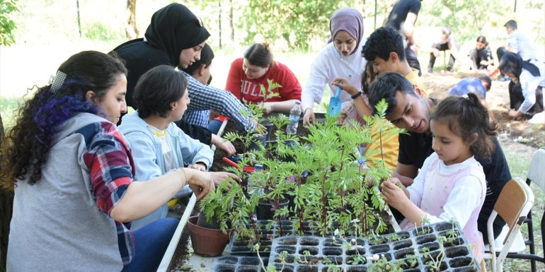 Malatya'da engelli çocuklar bahçe terapisiyle toprakla buluştu