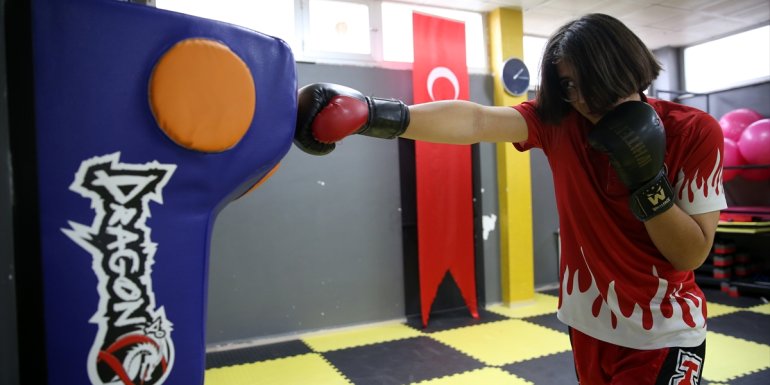 Hem tekvando hem de kick boksta uluslararası başarı peşinde