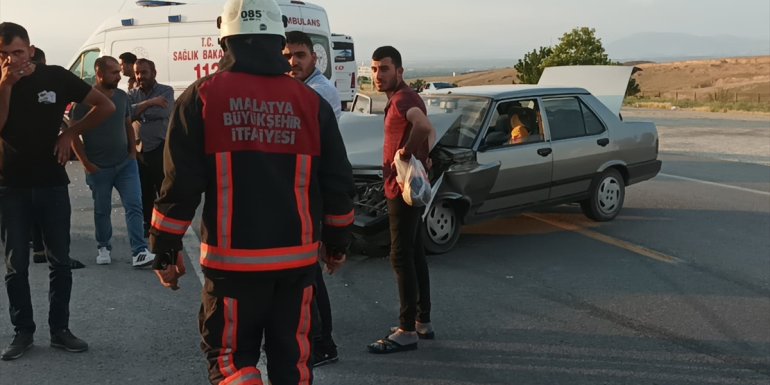 Malatya'da otomobil ile çarpışan minibüsteki 5 kişi yaralandı