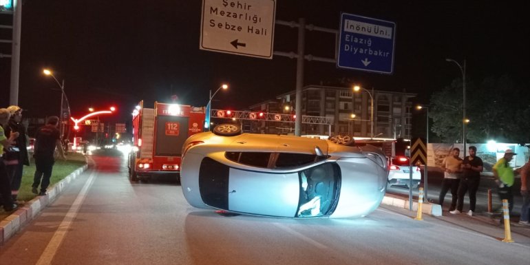 Malatya'da takla atan otomobildeki 2 kişi yaralandı