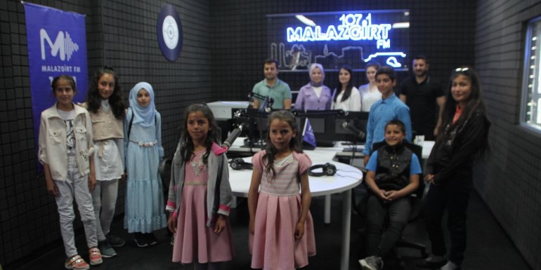 Malazgirt'te çocuklar radyoda program sundu