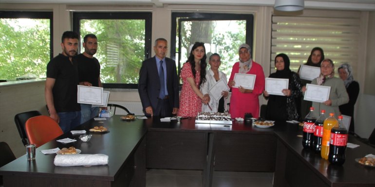Malazgirt'te mesleki eğitim merkezleri mezunları diplomalarını aldı