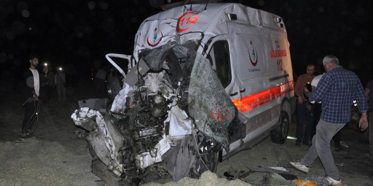 MUŞ - Ambulans ile traktörün çarpışması sonucu 5 kişi yaralandı1