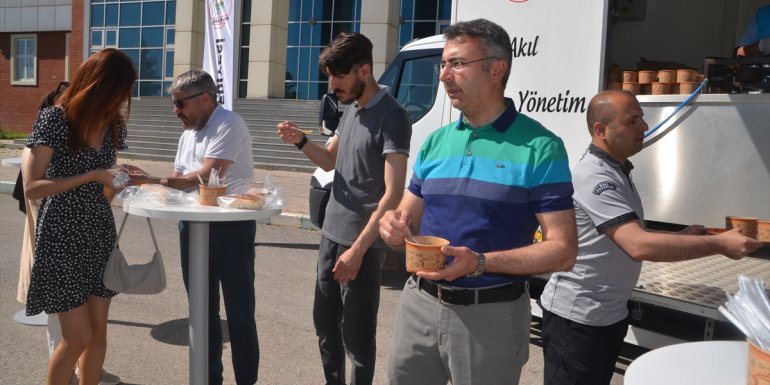 Muş Belediyesi'nden üniversite öğrencilerine çorba ikramı