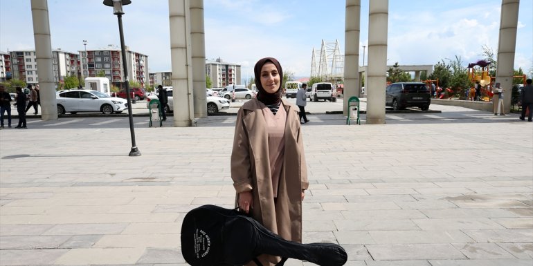 Muş'ta gitarlı hemşire hasta çocuklara müzikle moral veriyor