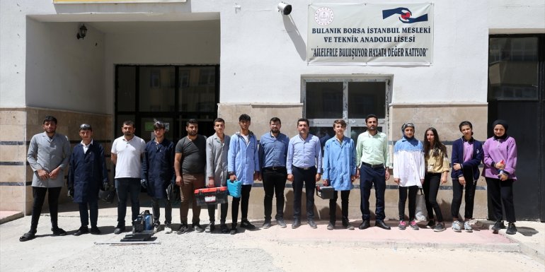 Muşlu meslek lisesi öğrencileri ihtiyaç sahiplerinin evlerini onarıyor