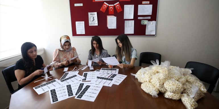 Sinemaya hiç gitmeyen öğrencilerinin konferans salonunda film izlemelerini sağladı