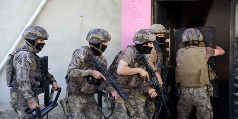 Muş'ta 118 polisin katılımıyla düzenlenen uyuşturucu operasyonunda 8 şüpheli yakalandı