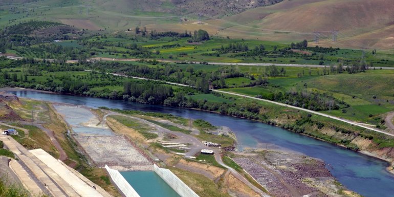 Muş'ta barajlardan sulama kanallarına su verildi