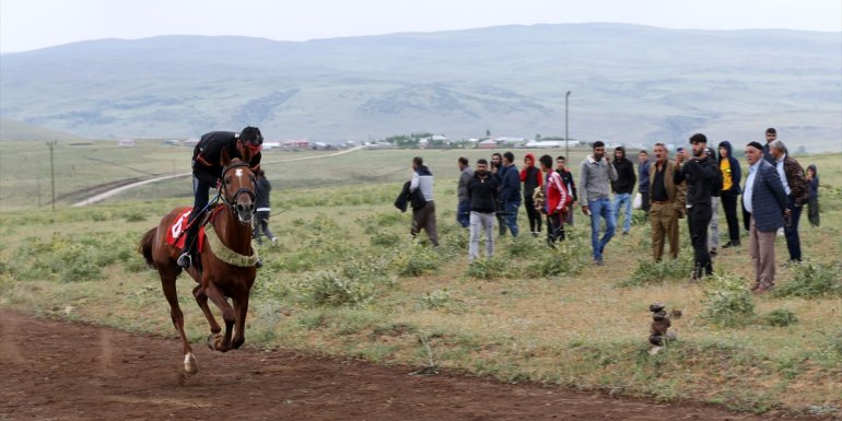 Muş'ta geleneksel köyler arası at yarışı etkinliği düzenlendi
