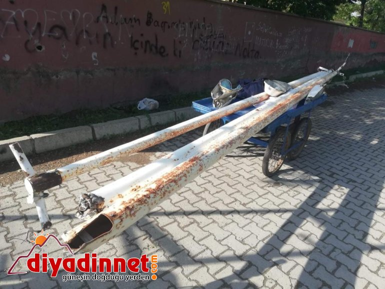 Parktaki elektrik direklerini çalan hırsızlar suçüstü yakalandı1