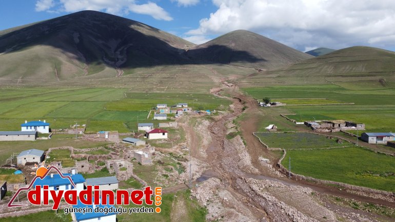 Sele kapılan hayvanlar telef oldu, yollar zarar gördü2