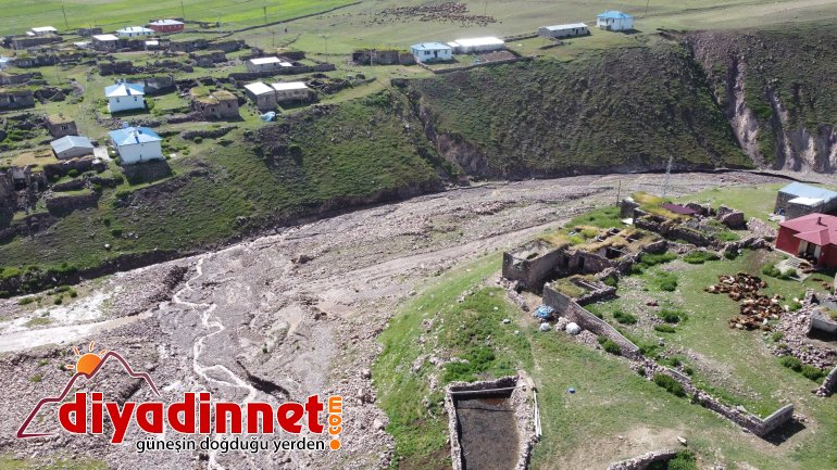 Sele kapılan hayvanlar telef oldu, yollar zarar gördü4