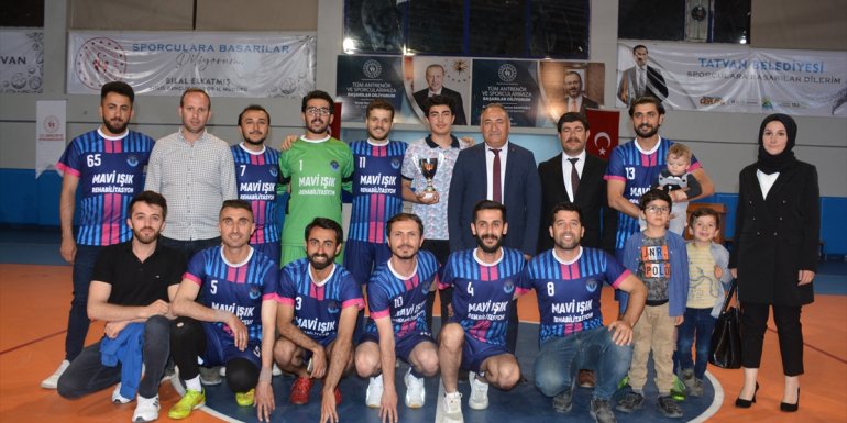 Tatvan'da vefat eden öğretmen anısına düzenlenen turnuvanın ödülleri verildi