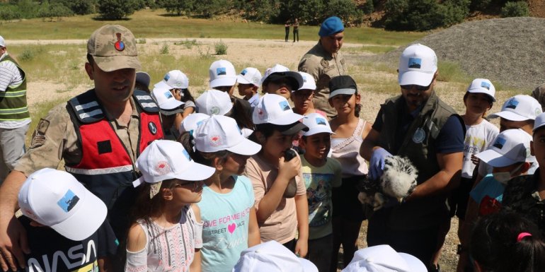 Tunceli'de öğrenciler Munzur Vadisi'nde çöp topladı