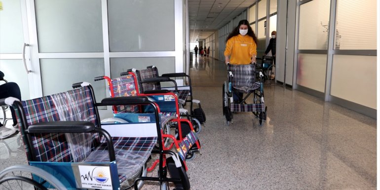 Van Büyükşehir Belediyesi 7 engelliye tekerlekli sandalye hediye etti