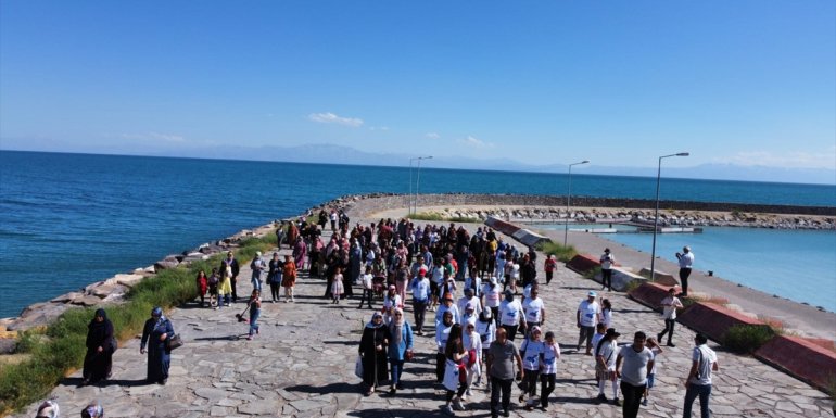 Van Gölü için yürüyen kadınlar Adilcevaz
