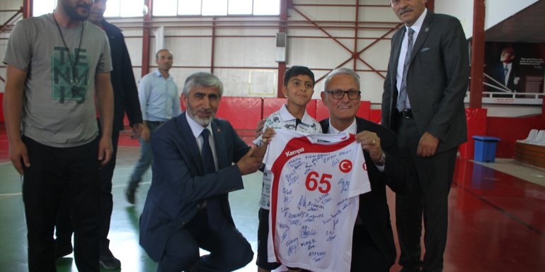 Hentbol Federasyonu Başkanı Kılıç, 10 yaşındaki Serkan'a verdiği maç sözünü yerine getirdi