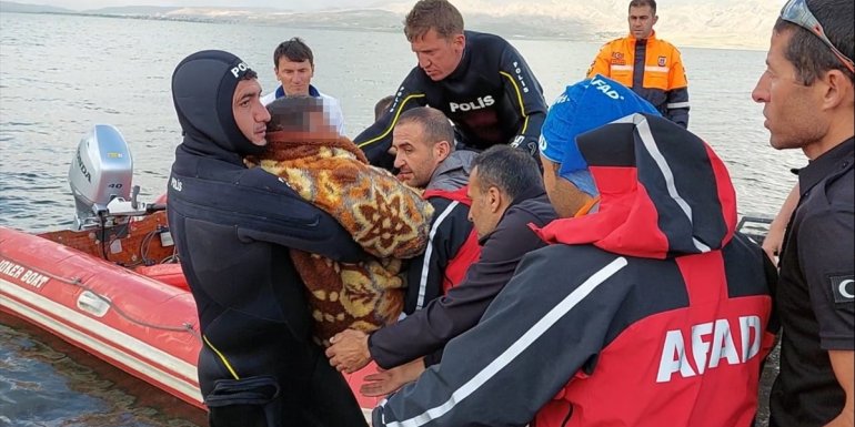 VAN - Şişme botla göle açılan kişi donmak üzereyken kurtarıldı1