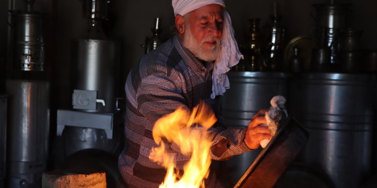 VAN - Yarım asırlık kalaycı, mesleği yaşatmak için komşusuna öğretiyor1