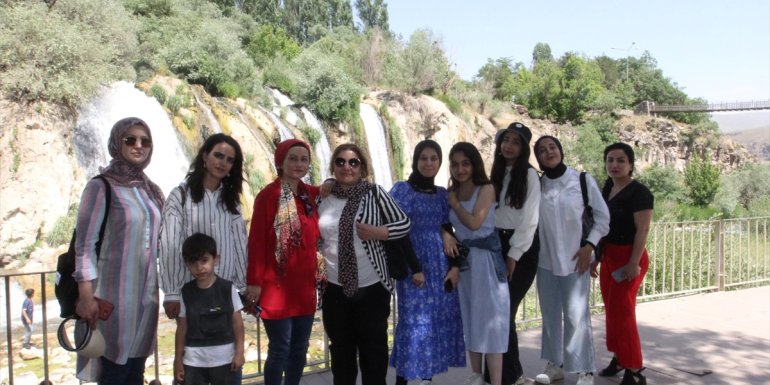 Vanlı 400 kadın kentin tarihi ve doğal mekanlarını gezdi