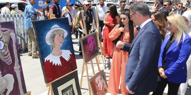 Vanlı 65 kadın ressam eserlerini sergiledi