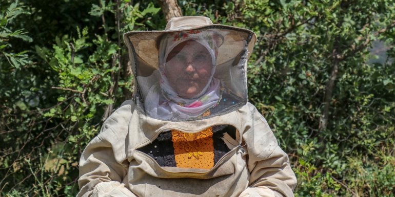 Vanlı kadın çiftçi devlet desteğiyle arıcılığı meslek edindi