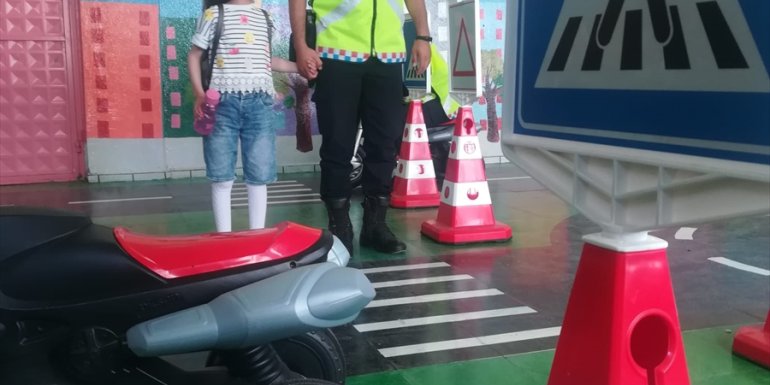 Varto'da jandarma ekipleri 500 öğrenciye trafik eğitimi verdi
