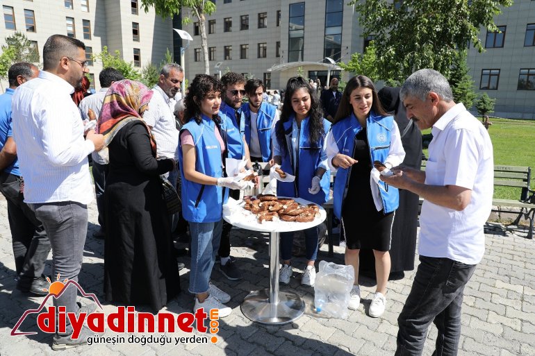 YKS öncesi öğrencilere çay ve simit ikramı1