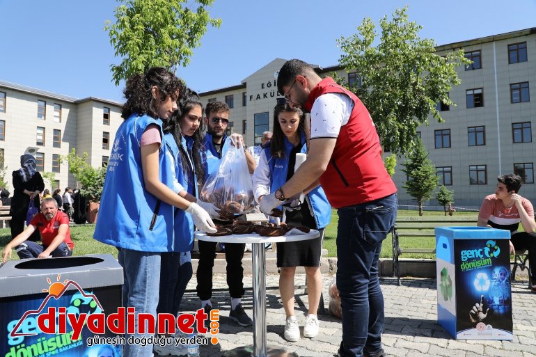 YKS öncesi öğrencilere çay ve simit ikramı4