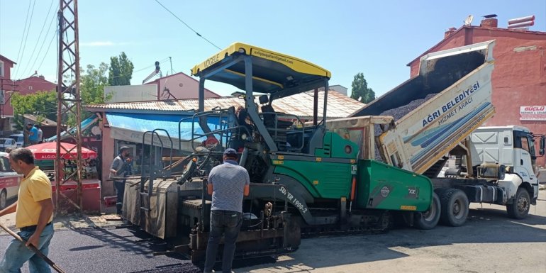 Ağrı Belediyesi asfalt serim çalışmalarına devam ediyor