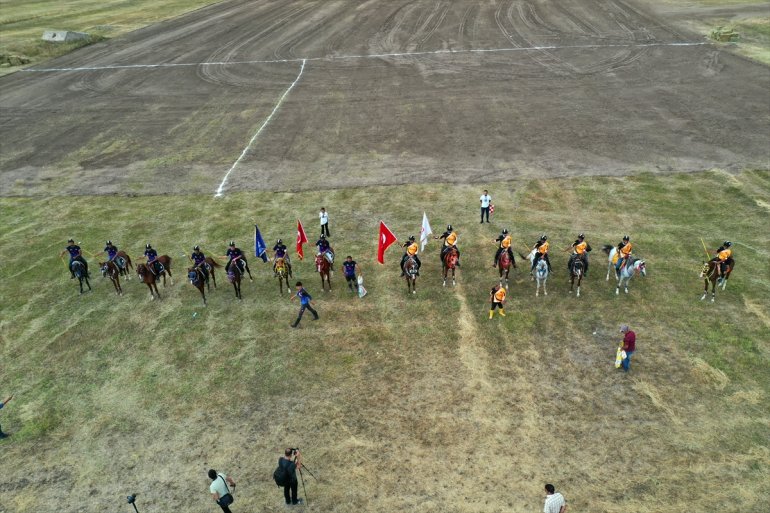 Ağrı'da 'Mahalli At Yarışları Şenliği' düzenlendi