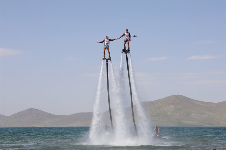 Ağrı'daki 2 bin rakımlı Balık Gölü, flyboard sporcularını ağırladı