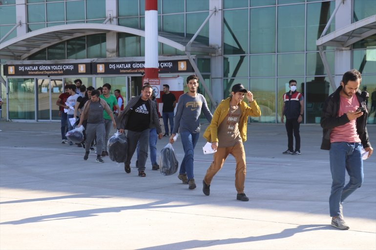 106 Afganistan düzensiz uyruklu ülkelerine Ağrı