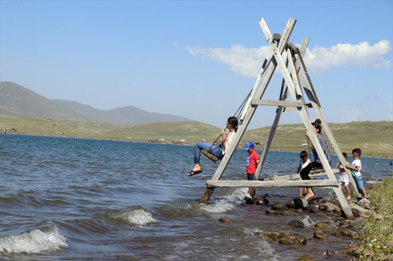 Doğu Anadolu'nun saklı güzelliği Balık Gölü kampçı aileleri ağırlıyor