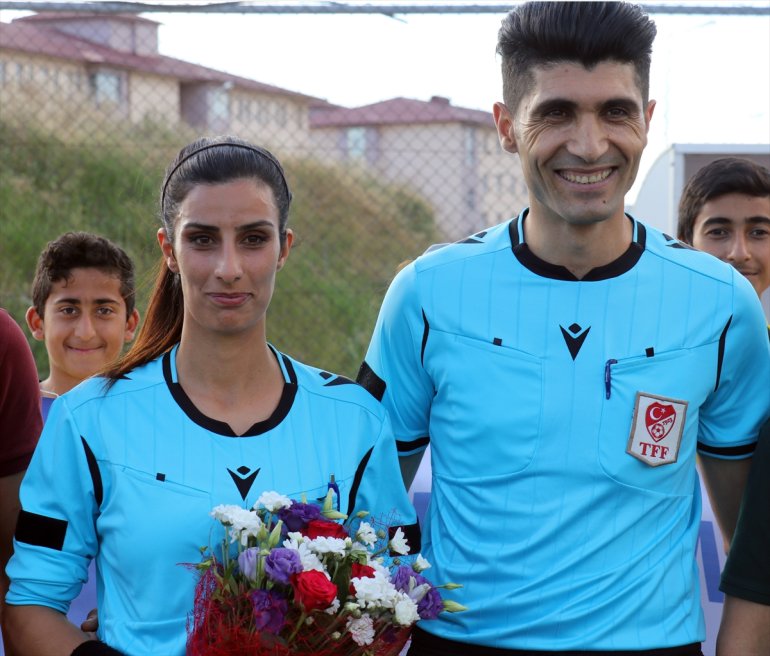 evlilik kız arkadaşına - maçta teklifi AĞRI Futbol yönettiği hakemi, yaptı 1