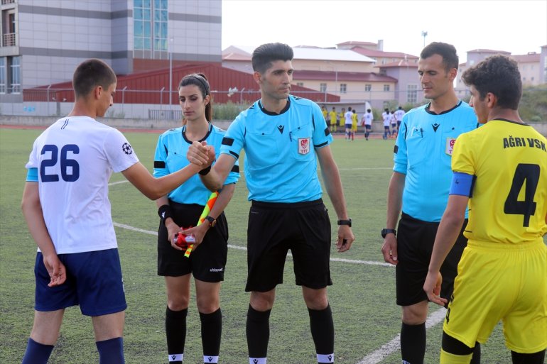 maçta arkadaşına yaptı Futbol - hakemi, AĞRI teklifi evlilik kız yönettiği 3